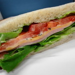 パン家のどん助 - サンドイッチの中身みえますか＞