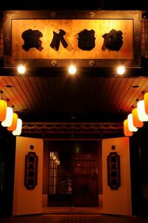 Torahachi Shouten - 高知の魅力を伝える居酒屋　　お店の前では、龍馬の言葉でお出迎え。圧巻の迫力がある入口から、各種充実の個室やテーブル席へご案内いたします。デートから宴会まで多様な使い方ができます。
