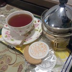 かんだデザート - 紅茶はもちろんポットでサービスされます。足し湯でたっぷり4杯はいただけます。