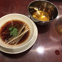 萬珍樓 本店 - 老酒酔鍋のつけダレ、右はフィンガーボウル