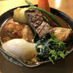 アルペンジロー - 鷄・豚・牛トリプルコラボカリー　に半熟玉子とほうれん草トッピング