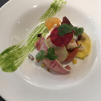 ラ シュセット - ランチコース プリフィックス ２７５０円。トマトコンフィに詰められた色鮮やかなシーフード。彩り鮮やかな前菜です（╹◡╹）