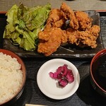 Mizutaki Yakitori Toriichizu Sakaba - でか唐揚げ定食4個 600円