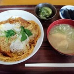 Nomimeshiya Ippuku - 「カツ丼（ご飯少なめ）」950円。