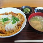 Nomimeshiya Ippuku - カツ丼にはみそ汁とお新香、小鉢付き。