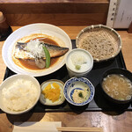 欅 くろさわ - 煮魚そば膳（税込み１５００円）