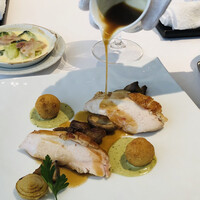 メゾン ポール・ボキューズ - 鶏胸肉のロースト　ジュースープとピストゥーソース　シュープレーム　腿肉コンフィのクロケット　青梗菜のブレゼ