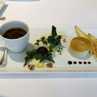 メゾン ポール・ボキューズ - フォアグラのガトー仕立て　ポルト酒のエッセンス　コンソメロワイヤル　クレソンと巨峰のサラダ