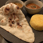 インド料理 想いの木 - ナンは表面にバターをつけず、シンプルに低脂肪で！じつに見事な色つやになっていますね！