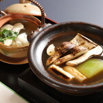 割烹 青山 - ハモと松茸の土瓶蒸しと松茸の小鍋