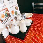 聚中縁餃子 - テーブルの調味料