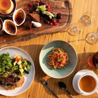 土日限定casual Lunch グラススパークリングと大皿デザートプレート付きランチコース The Core Kitchen Space 新橋 カフェ 食べログ