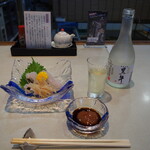 寿司よし - 料理写真:淡路 釣り活け鱧の焼霜造り ＆ 冷酒（黒牛 純米）