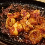 肉山の一階 - ホルモン焼き
うーん、ミノ？何かな？噛みきれないのがあった(笑)
でも他の部位は美味しかったし辛味噌の味もよかった♪ビールとの相性も最高っ！