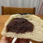パン・プティ - 酵母あんぱん。あんこ片寄ってますが、つぶあん、美味しい。
      生地の香り、大好き。