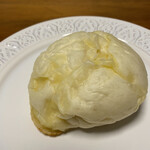 パン・プティ - チーズパン。
      うーん、チーズ風味パン。
      うーん、ぼんやりチーズ粘土ぱん。
      あまり好みでない。
      焼いたほうがいいのかな？