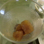 Hinatazaka Juju - アイスコーヒーのグラスにアイスコーヒーの氷が入っていた。薄まらない配慮。