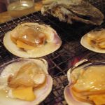 かき小屋 - ワインと醤油をたらします