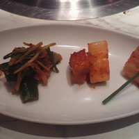 蔓牛 - キムチ盛り。白菜は浅漬けと古漬の二種類。