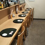 Wafuu Izakaya Ara - カウンター席の他にテーブル席（8席）がございます。