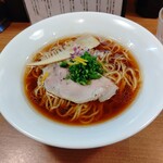 麺屋福丸 - ストレートのパツ麺が合うのではないか？スープは醤油が濃い目でやはりパツ麺が欲しい。チャーシューはしゃぶしゃぶ系