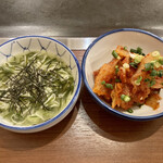 Tagitsuya - お通しのめかぶと白菜キムチ