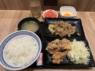 Yoshinoya - 牛皿・唐揚げ定食と生玉子（税込806円）クーポン使用