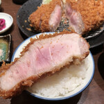 とんかつ檍 - リブロースの一切れ。茶碗よりデカい