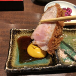 とんかつ檍 - 岩塩も良いけど、辛子醤油も良く合います。