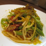 アルチェントロ - 自家製キタッラ、アスパラソバージュ、ボッタルガ・ムジネ