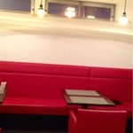 カミタチ - 店内は一面白い壁に赤い椅子がまたおしゃれです。