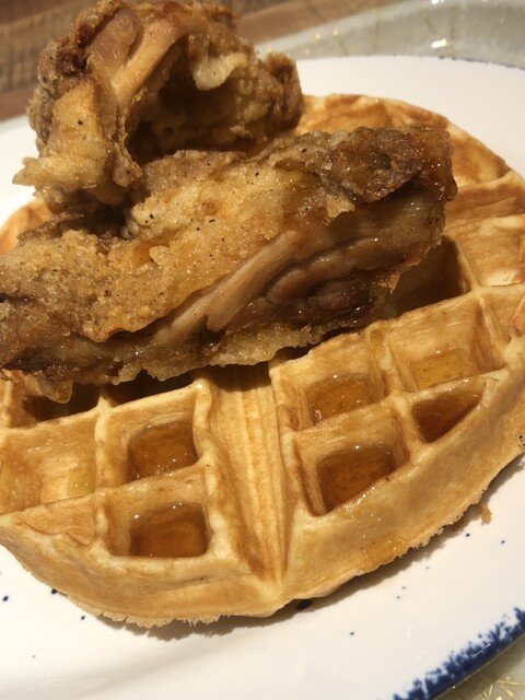 渋谷のmoja In The Houseで食べられる ワッフルチキン って どーなんよ Tabi Labo