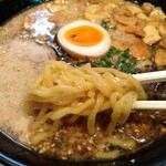 Orenotonkotsuramendemmaru - 男の太麺(飯付)ニンニクラーメンの麺