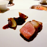 レフェルヴェソンス - 島豚　今帰仁アグー豚を東京檜原村の薪でシンプルに焼いて　小玉葱とアミガサ茸　ソースヴァンルージュ。薪焼の力で、以前からの繊細さに、ワイルドさが増しました。