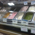 館山中村屋 - 自家製アイスクリームのショーケース レトロな雰囲気と味わい