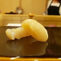 鮨 やすみつ - 帆立貝の燻製オイル漬け