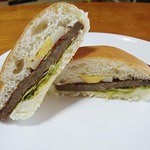 杉村ベーカリー - ハンバーガー半分
