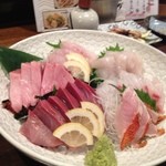 ばらっく - 刺身5点盛り＋1点（サービス）