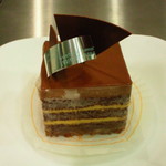 アテスウェイ - 名前不明。チョコレートのケーキ。ビターで美味しかった。層になっているパフがアクセント。