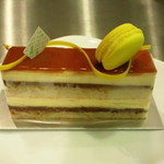 アテスウェイ - たぶんリモーネという名前のケーキ。レモンのマカロンにレモンの酸味の効いたさっぱりケーキ。