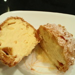 アテスウェイ - シュークリーム、中身。クリームぎっしり！