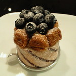 アテスウェイ - 名前不明。ブルーベリーのロールケーキみたいな感じのケーキ。