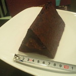 アテスウェイ - ガトーボワイヤージュ。三角の底辺は７～８センチくらい。