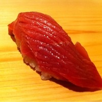 江戸前鮓 すし通 - 筋抜きの赤身 口の中でとろけます。