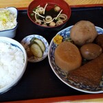 半田家 - 夏でもおでん定食。