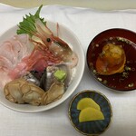 Umai Monya - はまぐり海鮮丼　　1980円
      小鉢、漬物、お吸い物付き
      