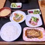 十八番 - イワシの蒲焼、スズキ刺しポン酢、マグロ納豆定食。￥900。
