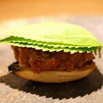 アカ - 馬肉のソブラサーダ　えごまの葉とパンで挟んで