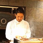 アカ - 東シェフがお肉を焼いております