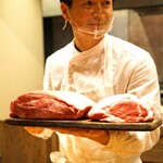 アカ - 左のお肉が ”神戸牛のランプ”、右が ”奈良県大和牛のヒレ肉”